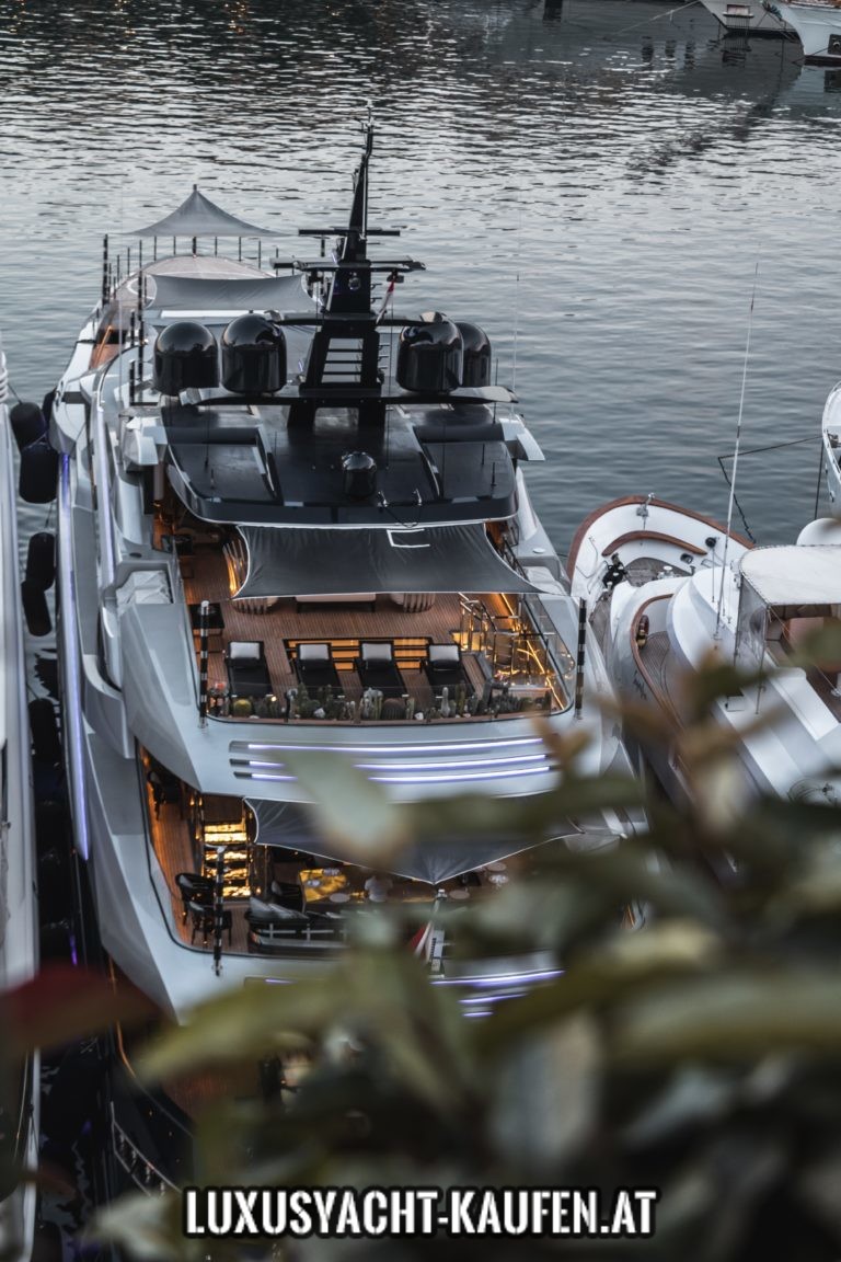 luxusyacht mit pool